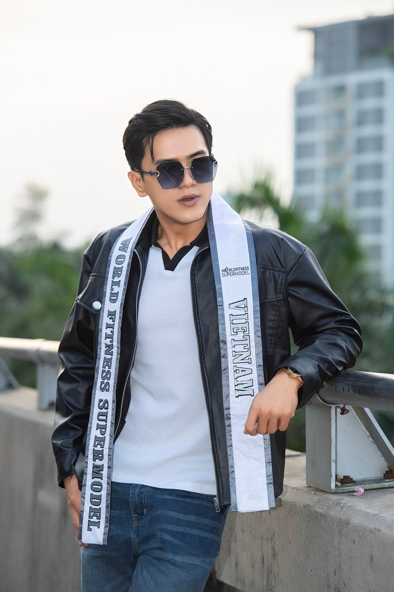 Sau nhiều ngày rèn luyện hình thể, tăng tốc siết cơ cũng như được sự chăm chút chuẩn bị kỹ lưỡng từ ê-kíp, Á quân PT Star 2022 Ngô Hoàng Lĩnh đã đón chuyến bay đến Thái Lan, chính thức tham gia đấu trường nhan sắc quốc tế dành cho phái mạnh World Fitness Supermodel 2023.