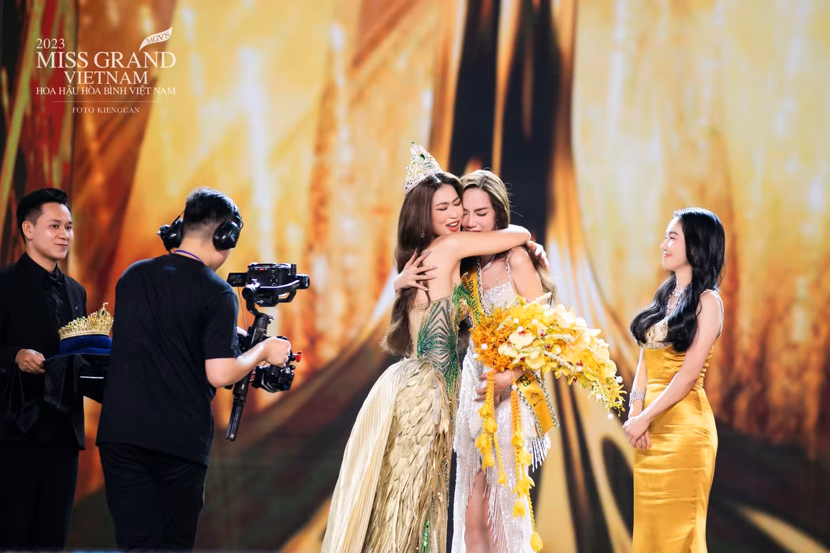 Người đẹp không quên nhắn nhủ đến người kế nhiệm: "Chúc cho tân hoa hậu sẽ là cô gái mạnh mẽ, kiên cường và giúp ích được cho xã hội".