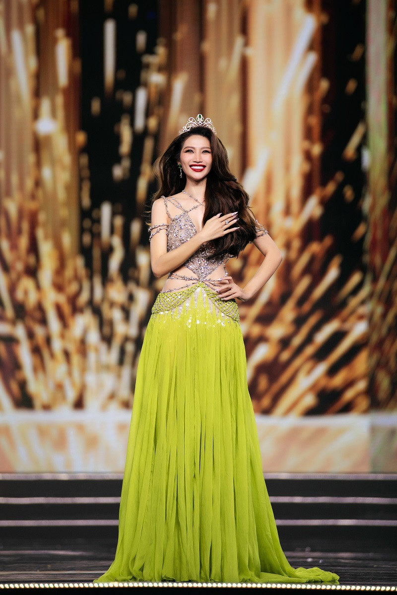 Á hậu Chế Nguyễn Quỳnh Châu.