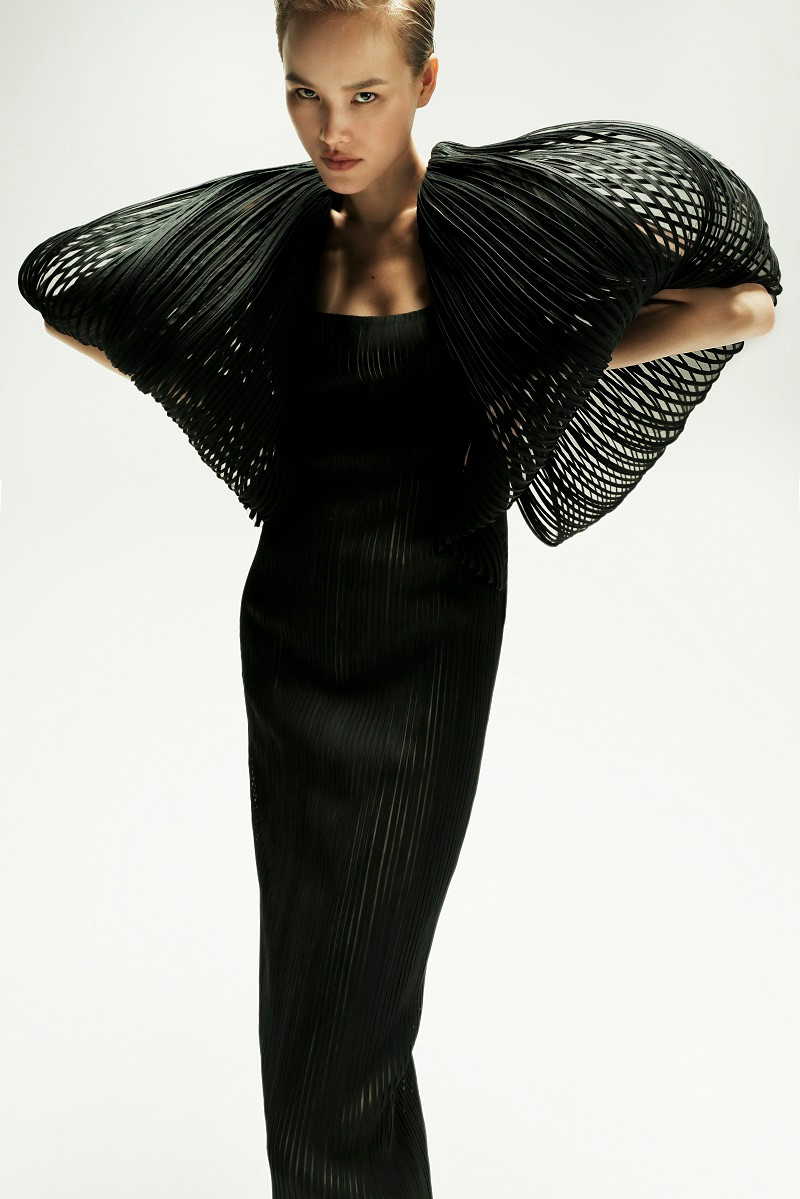 Trên nền các chất liệu như taffeta, lông vũ, wool crepe và organza, giới mộ điệu gặp lại các kỹ thuật làm nên tên tuổi của Công Trí, ví như kỹ thuật chạy dây taffeta, thêu đính, cut-out, drapping, đan móc và không thể thiếu những chiếc nơ origami.