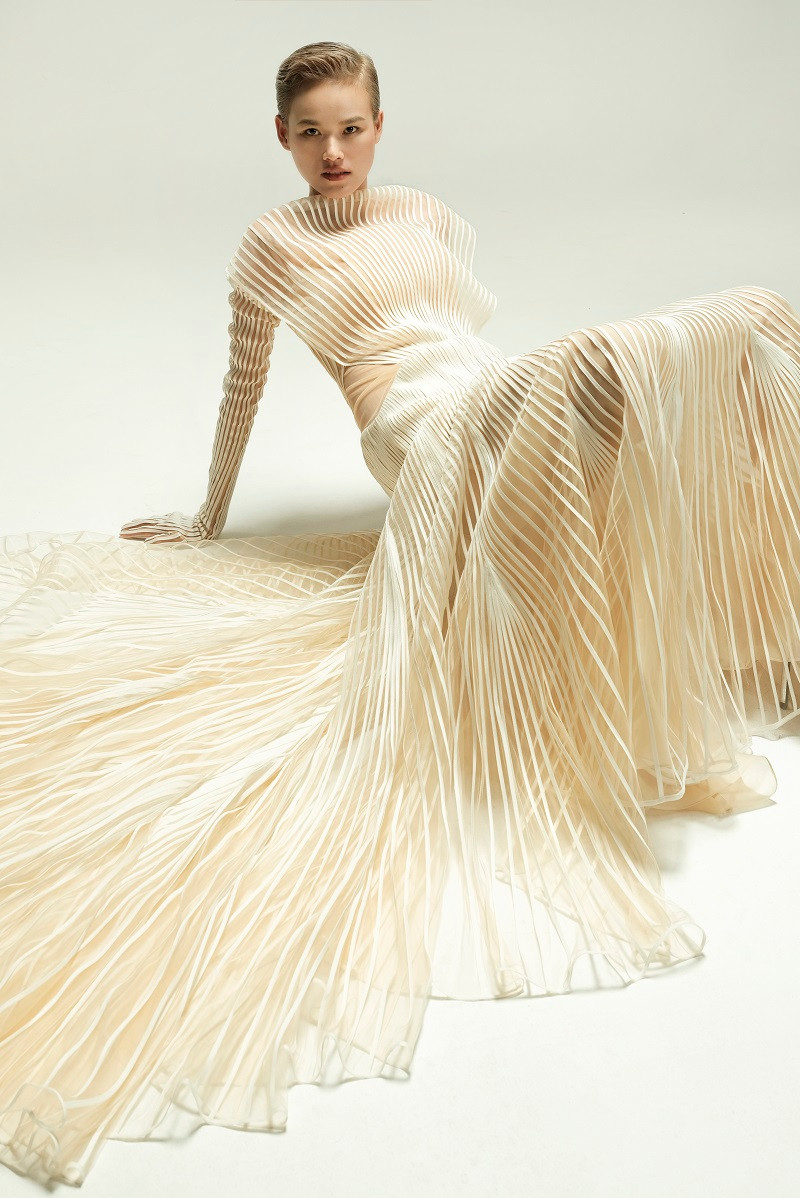 Không khó để thấy 33 thiết kế thể hiện cuộc chơi avant-garde trong cách thức nhà thiết kế Công Trí xây dựng phom dáng và kết hợp trang phục.