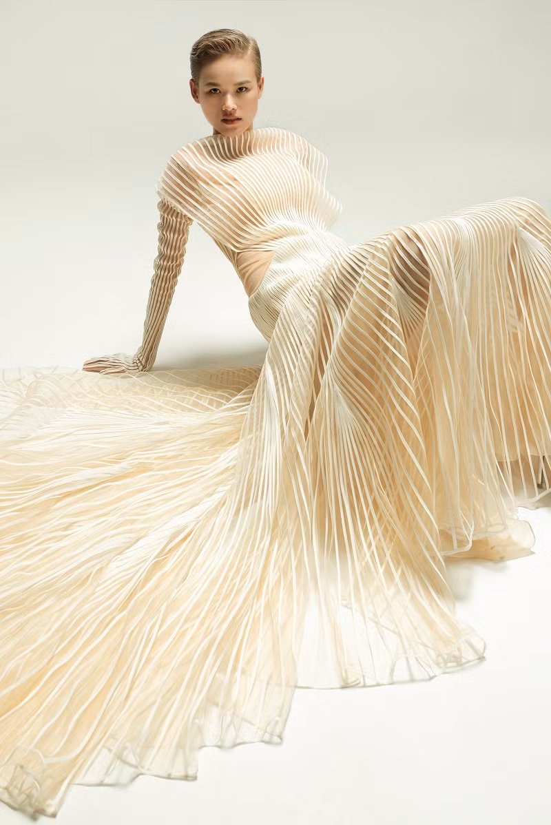 Không khó để thấy 33 thiết kế thể hiện cuộc chơi avant-garde trong cách thức nhà thiết kế Công Trí xây dựng phom dáng và kết hợp trang phục.