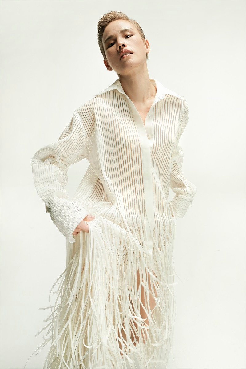 BST Thu Đông 2023 khai thác việc thể nghiệm (avant-garde) trong nền tảng tối giản (minimalism) nhằm đứa đến một đối thoại thú vị trong thời trang đương đại khi sự quái tính được diễn giải theo cách thức tinh giản nhất.