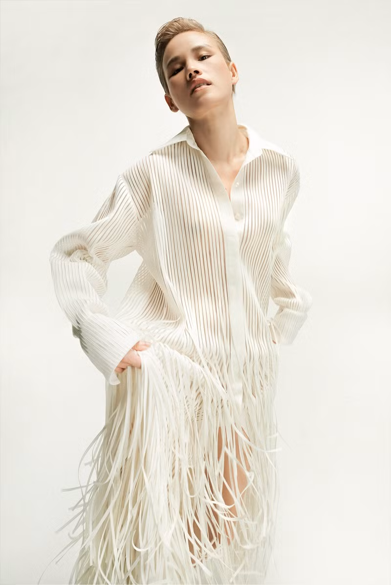 BST Thu Đông 2023 khai thác việc thể nghiệm (avant-garde) trong nền tảng tối giản (minimalism) nhằm đứa đến một đối thoại thú vị trong thời trang đương đại khi sự quái tính được diễn giải theo cách thức tinh giản nhất.