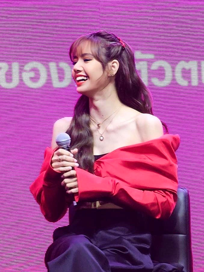 Đây cũng là mẫu trang phục được Lisa (BlackPink) trưng diện trong sự kiện tại Thái Lan vào đầu tháng 6 vừa qua.