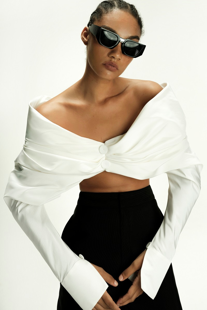 Đáng chú ý, mẫu thiết kế với điểm nhấn là chiếc croptop dáng nơ nhận được nhiều sự quan tâm của giới yêu thời trang.