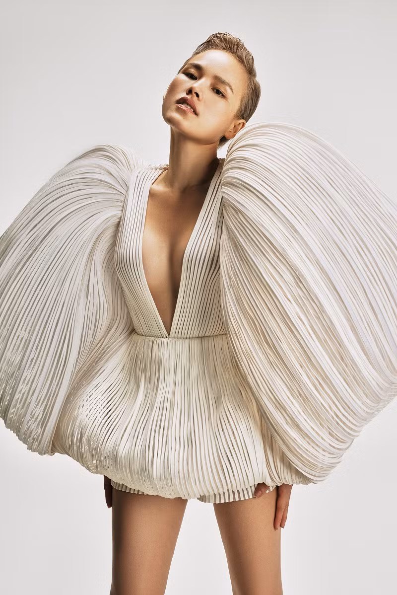 Cũng không quá nếu nói, bộ sưu tập Thu Đông 2023 là cuộc đối thoại giữa quá khứ và hiện tại của nhà thiết kế Nguyễn Công Trí.