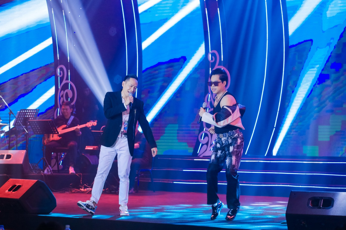 Ngọc Sơn - Duy Mạnh song ca liên khúc: Hãy về đây bên anh, Giận hờn, Kiếp đỏ đen, Tiền… Nam danh ca biểu diễn máu lửa trên sân khấu.