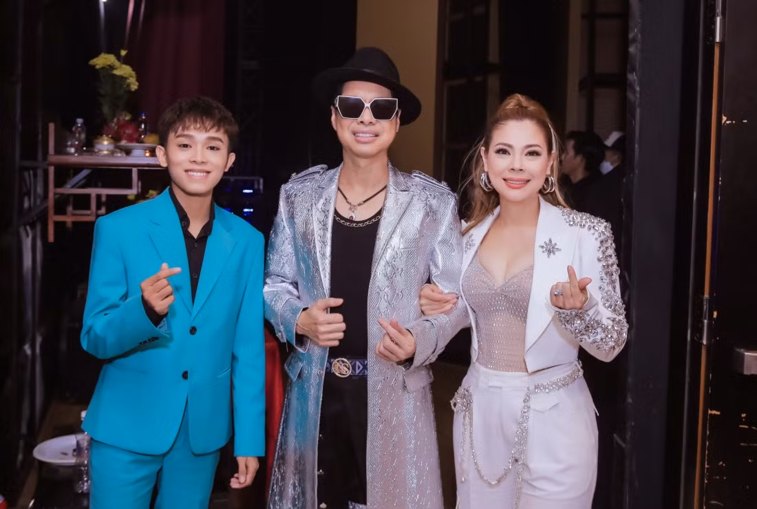 Nam danh ca chụp ảnh cùng Hồ Văn Cường và ca sĩ Thanh Thảo.