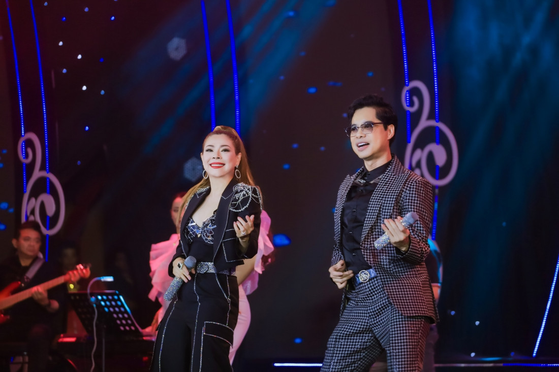 Trong hai đêm liveshow, Ngọc Sơn xuất hiện trong hơn 60 tiết mục và chưa kể những liên khúc ngẫu hứng dành tặng khán giả, nhưng anh không hề tỏ ra mệt mỏi mà càng hát càng sung sức.