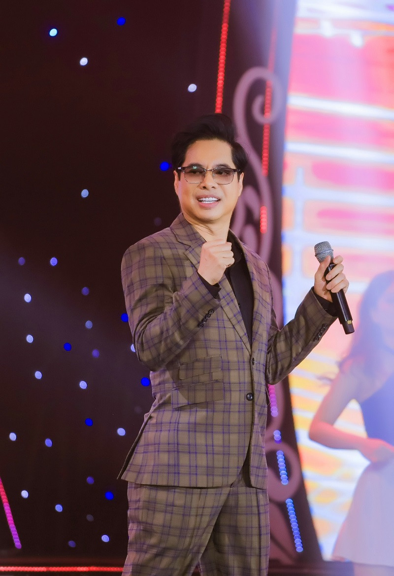 Dù liveshow kéo dài từ 8h tối đến 12h đêm nhưng khán giả vẫn nán lại chật kín khán phòng, cổ vũ nhiệt tình cho dàn nghệ sĩ.