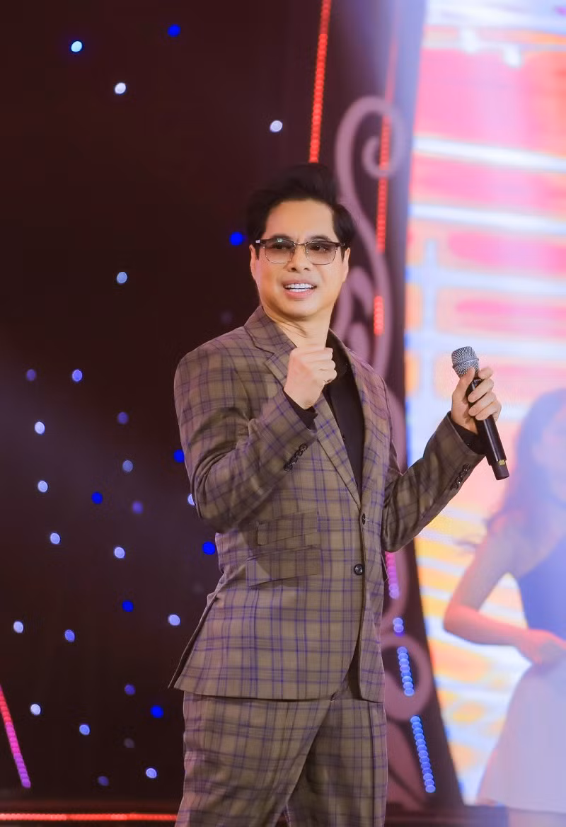 Dù liveshow kéo dài từ 8h tối đến 12h đêm nhưng khán giả vẫn nán lại chật kín khán phòng, cổ vũ nhiệt tình cho dàn nghệ sĩ.