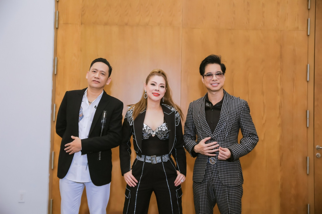 Ngọc Sơn chụp ảnh cùng Duy Mạnh và ca sĩ Thanh Thảo trong hậu trường đêm diễn.