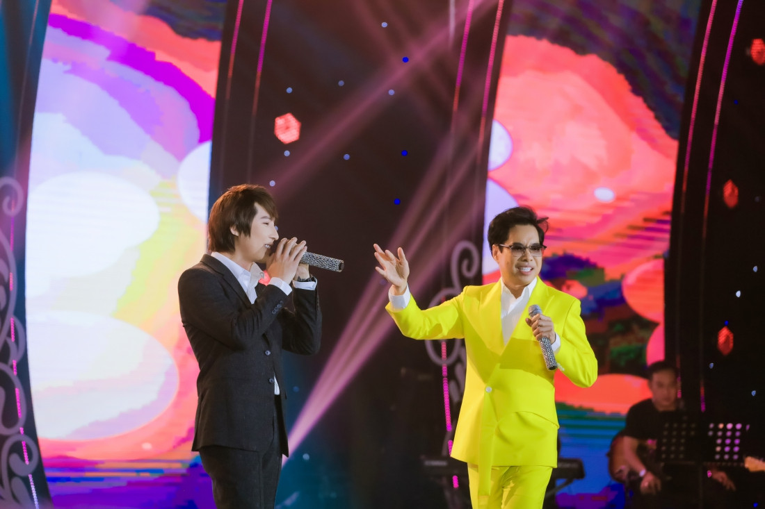 Ngọc Sơn biểu diễn cùng S Quang Ngọc.