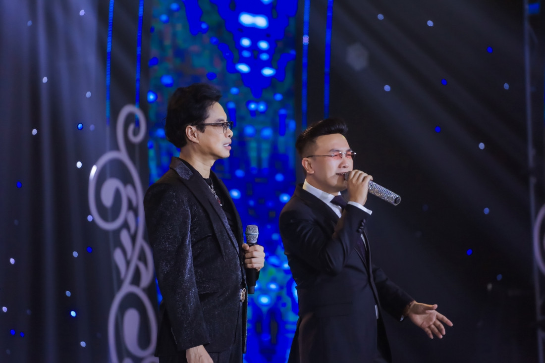 Là một người con đại hiếu trong showbiz Việt, nên liveshow của Ngọc Sơn không thể thiếu những ca khúc về tình cha nghĩa mẹ đã gắn liền với tên tuổi của anh như: Lòng mẹ, Về thăm mẹ, Tình mẹ, Tình cha, Cha tôi... Đặc biệt anh cũng ra mắt hai ca khúc mới vô cùng ý nghĩa là Tình con và Mơ về mẹ.