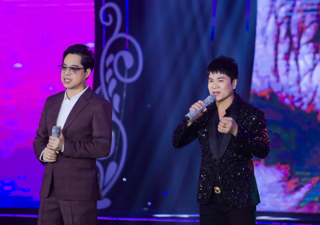 Có thể thấy, hơn 35 năm làm nghề, Ngọc Sơn lúc nào cũng duy trì được sức hút mạnh mẽ. Dù đã ngoài 50, giọng hát của Ngọc Sơn vẫn nội lực, ấm áp lạ thường. Những bước nhảy dẻo dai, điêu luyện của nam danh ca khiến khán giả trầm trồ tán thưởng.