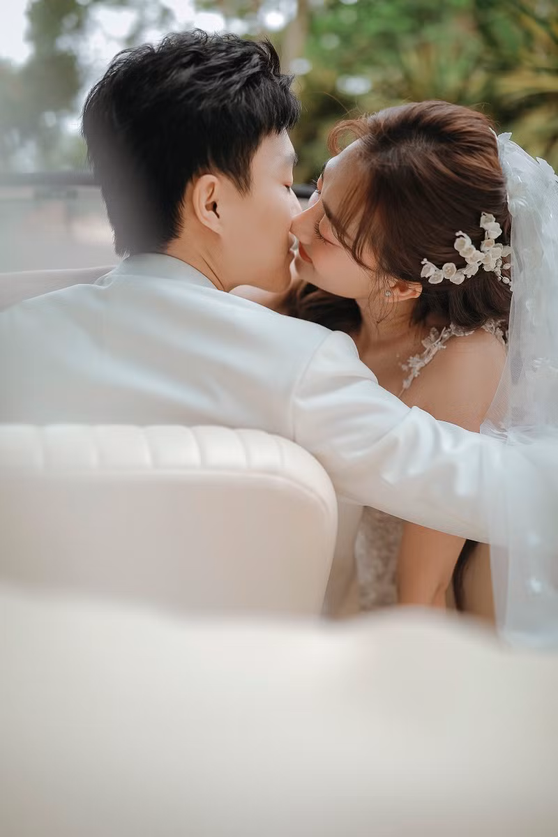 Cặp đôi gắn bó từ công việc đến cuộc sống. Phương Lan cho biết, cô được Phan Đạt định hướng phong cách ăn mặc, anh cũng là quản lý riêng của vợ sắp cưới.