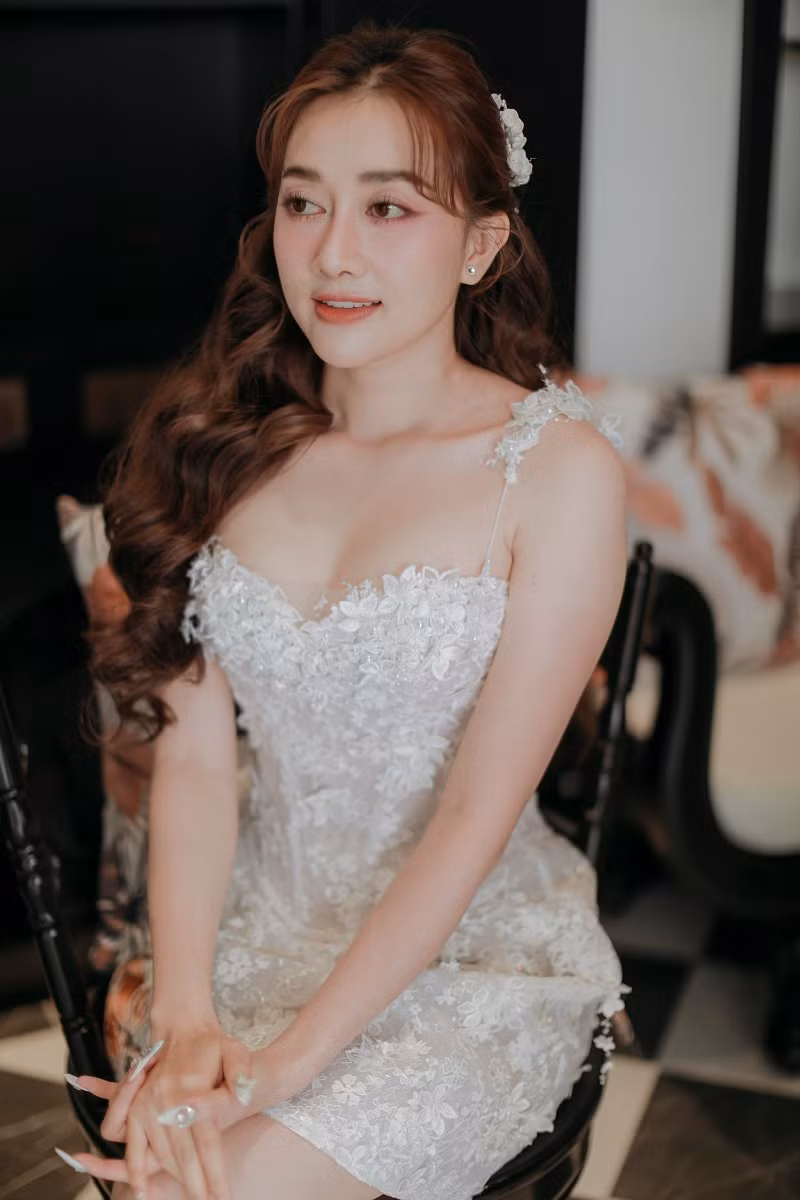 "Từ lúc hai đứa quen nhau, Đạt giúp tôi thay đổi theo chiều hướng rất tốt. Anh ấy giúp đỡ cho tôi rất nhiều, từ cách ăn mặc tới nhận show, marketing", nữ diễn viên chia sẻ.