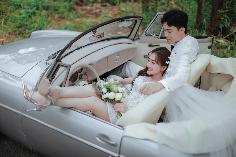 Cặp đôi dành cho nhau cử chỉ tình tứ, ánh mắt ngọt ngào trong bộ ảnh ý nghĩa trước ngày về chung nhà.