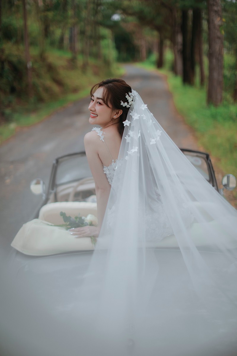 Hậu xác nhận đã "dao kéo" phần mũi trên sóng truyền hình, nhan sắc của "cô dâu tháng 11" gây chú ý. Khi diện váy cô dâu trắng tinh khôi, Phương Lan được khen ngợi xinh xắn, phần mũi đã hài hòa với khuôn mặt.