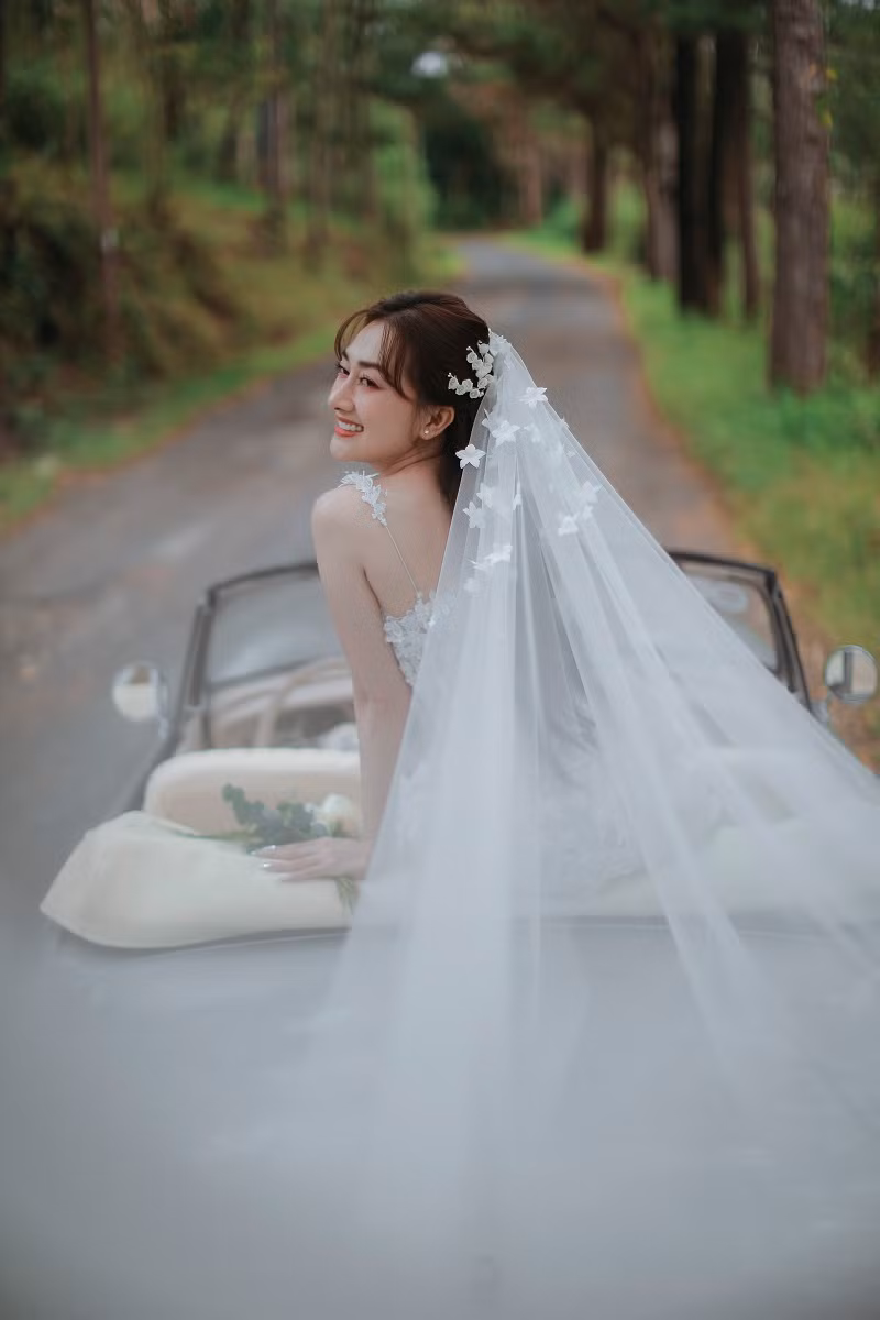 Hậu xác nhận đã "dao kéo" phần mũi trên sóng truyền hình, nhan sắc của "cô dâu tháng 11" gây chú ý. Khi diện váy cô dâu trắng tinh khôi, Phương Lan được khen ngợi xinh xắn, phần mũi đã hài hòa với khuôn mặt.