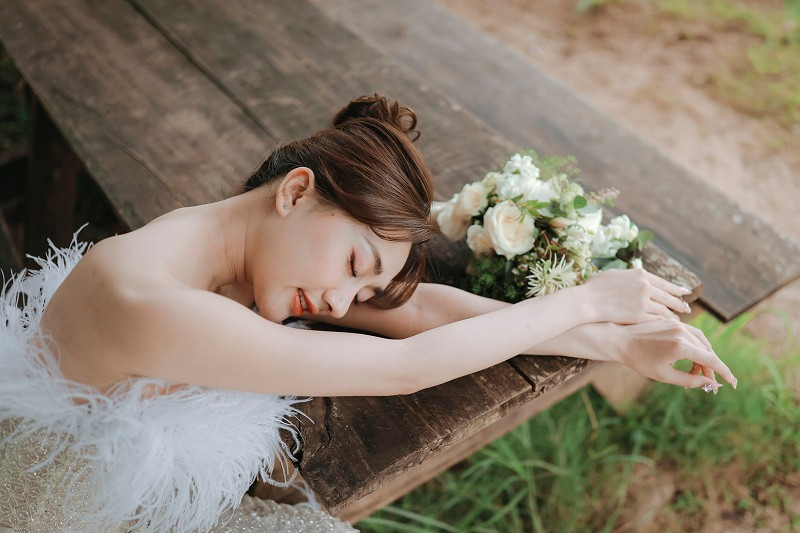 Nói về chuyện tình cảm với Phan Đạt, Phương Lan từng chia sẻ: "Tôi và bạn trai quen nhau vào một ngày tháng 8. Đạt lúc đó có tới sân khấu coi kịch và tôi diễn vở đó. Về tới nhà, Đạt vô tình thấy tên tôi trong danh sách diễn viên, mới thích tôi và nhắn tin trêu tôi. Tôi lúc đó đang bán hàng online nên ai nhắn tin cũng trả lời hết và nói chuyện qua lại. Đạt nói rất thích xem kịch nên tôi mời đi xem và từ đó bắt đầu tìm hiểu nhau rồi quen tới giờ".