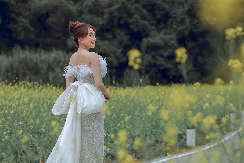 Hiện tại, cặp đôi đang lên ý tưởng về thiệp cưới cũng như lựa chọn địa điểm để đón tiếp gia đình, người thân và bạn bè nghệ sĩ của hai bên.