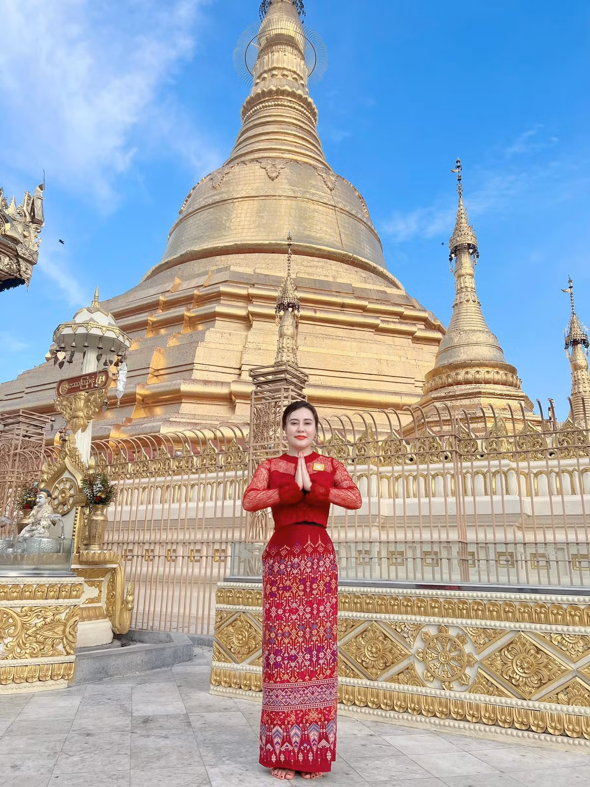 Phan Kim Oanh sinh năm 1988 tại Hải Phòng, hiện đang sinh sống và làm việc tại Hà Nội. Cô là một diễn viên đa năng, được đông đảo khán giả biết đến qua các bộ phim như: Những cô gái trong thành phố, Về nhà đi con, Làng ế vợ, Đại gia chân đất, Lửa ấm, Tình yêu và tham vọng...