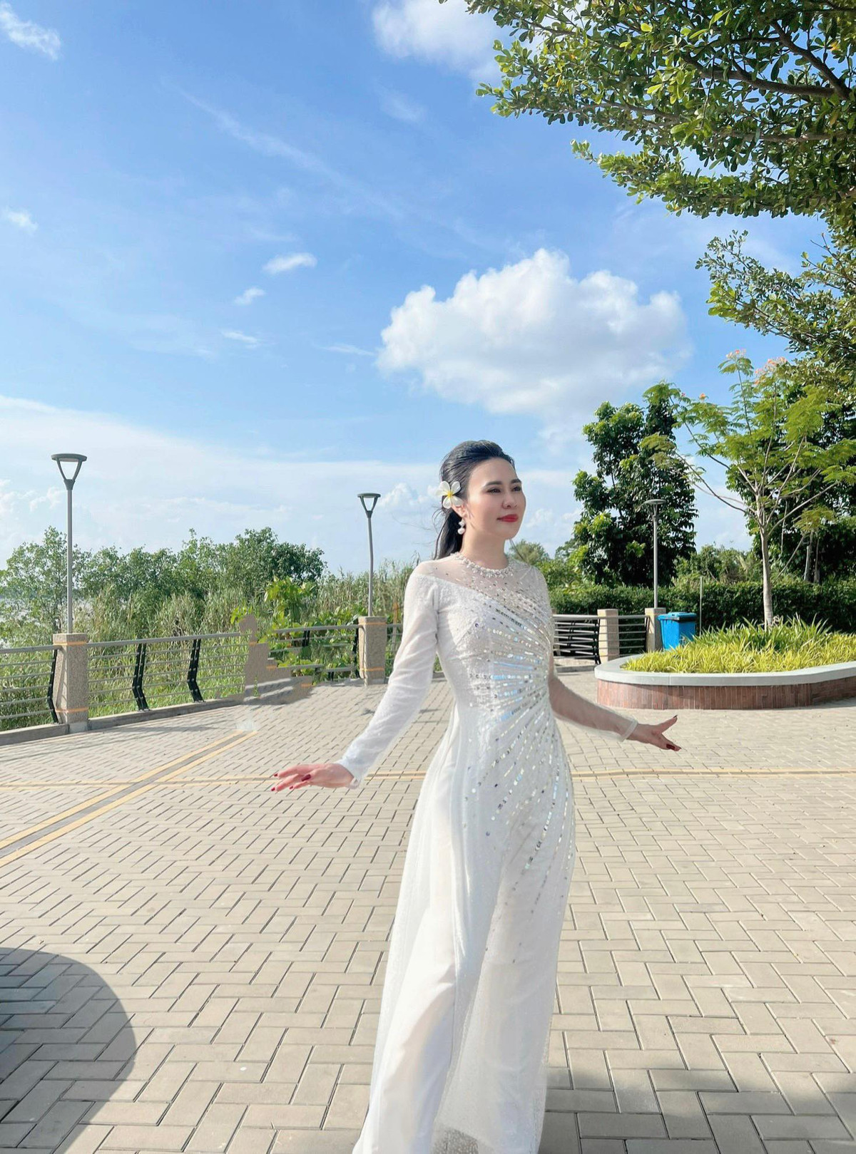 Trước sự yêu mến của khán giả tại đất nước Myanmar, Hoa hậu Phan Kim Oanh đã có màn trình diễn áo dài đầy tự tin và chia sẻ hành trình của cô trong 7 tháng đăng quang.