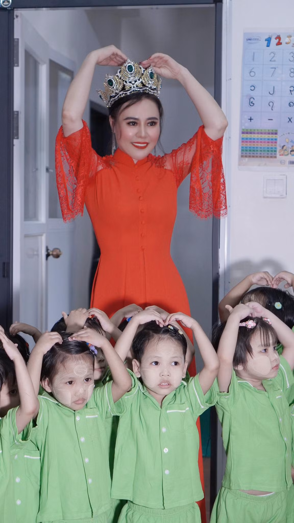 Nàng hậu tới thăm và trao quà cho các em nhỏ có hoàn cảnh khó khăn tại đất nước Myanmar.