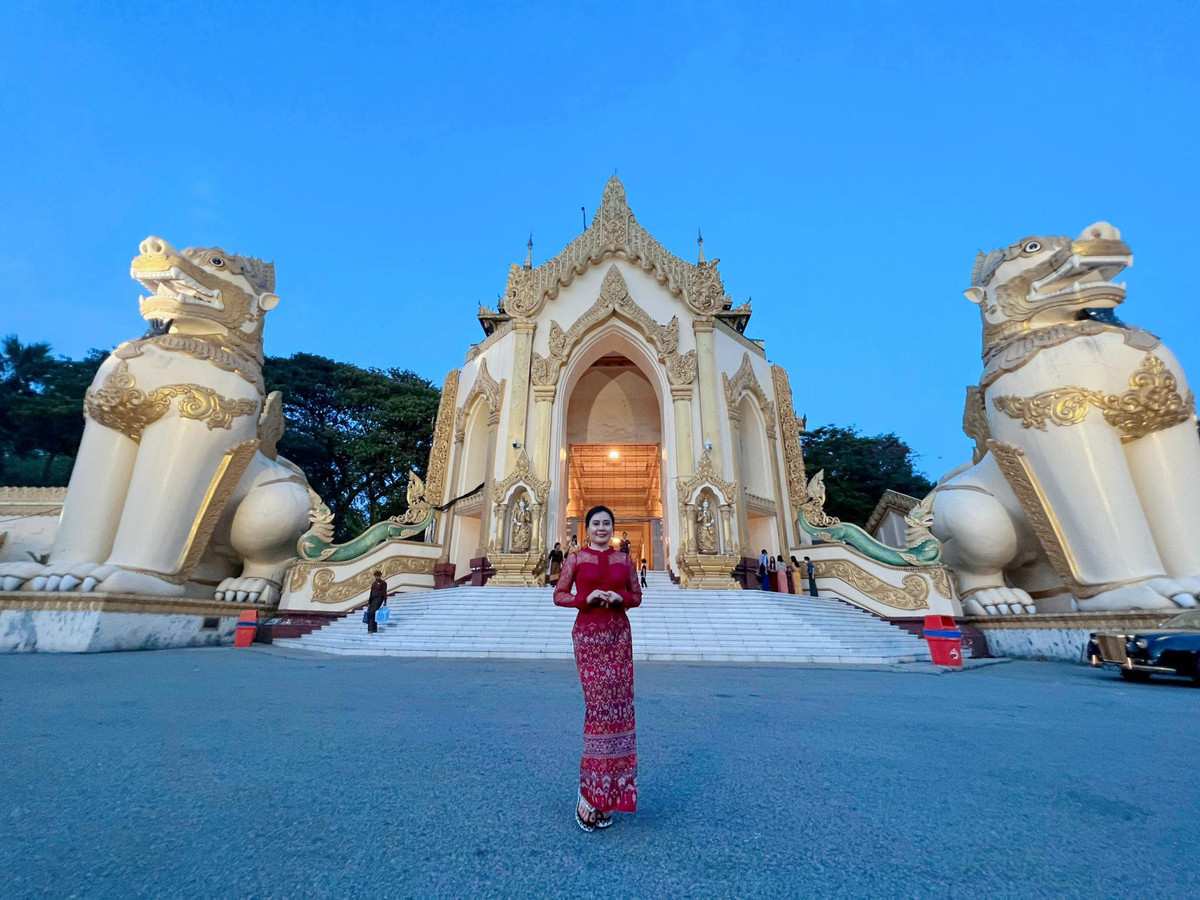 Hoa hậu Phan Kim Oanh cũng vô xúc động khi nhận được tình cảm yêu mến của khán giả nơi này. Theo hoa hậu họ Phan tiết lộ, khách sạn nơi cô lưu trú mọi người biết cô là Hoa hậu Việt Nam đăng quang tại Myanmar. vì thế mỗi khi dùng bữa tại đây, khách sạn thường bật nhạc Việt Nam để thể hiện lòng yêu mến. Ngoài ra, còn có những khán giả đứng đợi cô hàng tiếng để được ngắm nhìn, tặng cô món ăn truyền thống nơi đây.