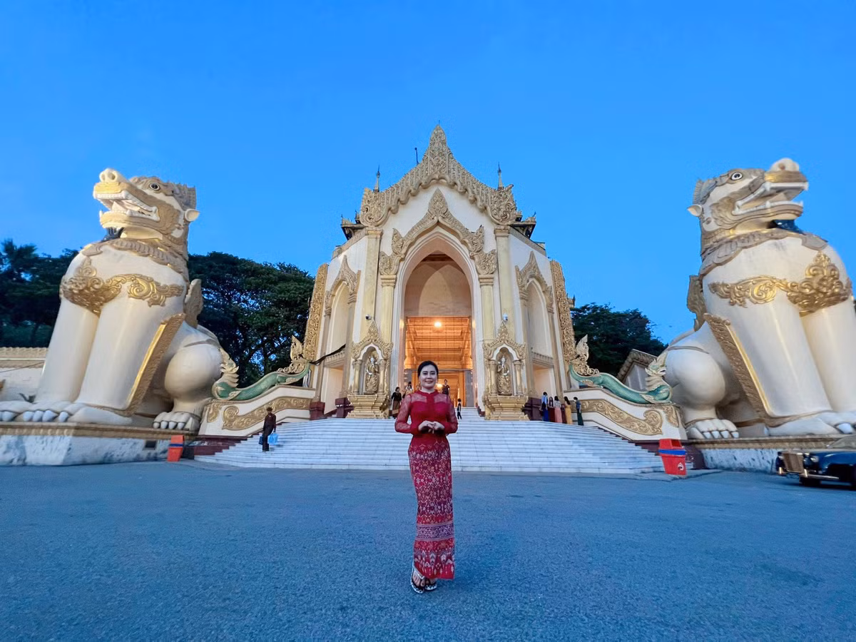 Hoa hậu Phan Kim Oanh cũng vô xúc động khi nhận được tình cảm yêu mến của khán giả nơi này. Theo hoa hậu họ Phan tiết lộ, khách sạn nơi cô lưu trú mọi người biết cô là Hoa hậu Việt Nam đăng quang tại Myanmar. vì thế mỗi khi dùng bữa tại đây, khách sạn thường bật nhạc Việt Nam để thể hiện lòng yêu mến. Ngoài ra, còn có những khán giả đứng đợi cô hàng tiếng để được ngắm nhìn, tặng cô món ăn truyền thống nơi đây.