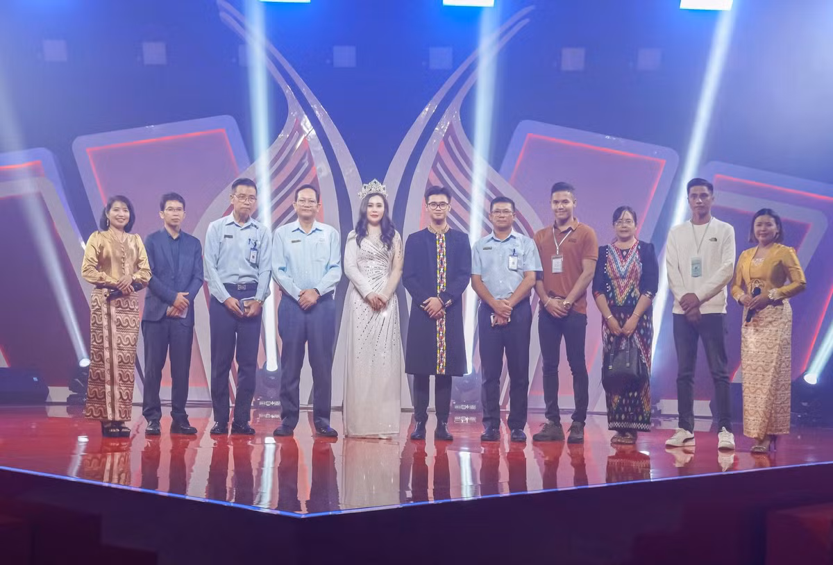 Ngày đầu tiên có mặt tại Myanmar, hoa hậu họ Phan đã có buổi gặp gỡ ban lãnh đạo trung tâm truyền thông Myawaddy – một trong những trung tâm truyền thông lớn của khu vực Đông Nam Á. Sự kiện còn quy tụ nhiều diễn viên nổi tiếng của Myanmar.