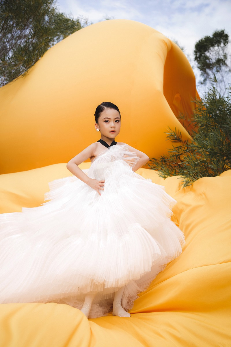 Cô bé chinh phục công chúng bởi phong thái rất tự tin, cá tính nhưng cũng rất hồn nhiên, đáng yêu.