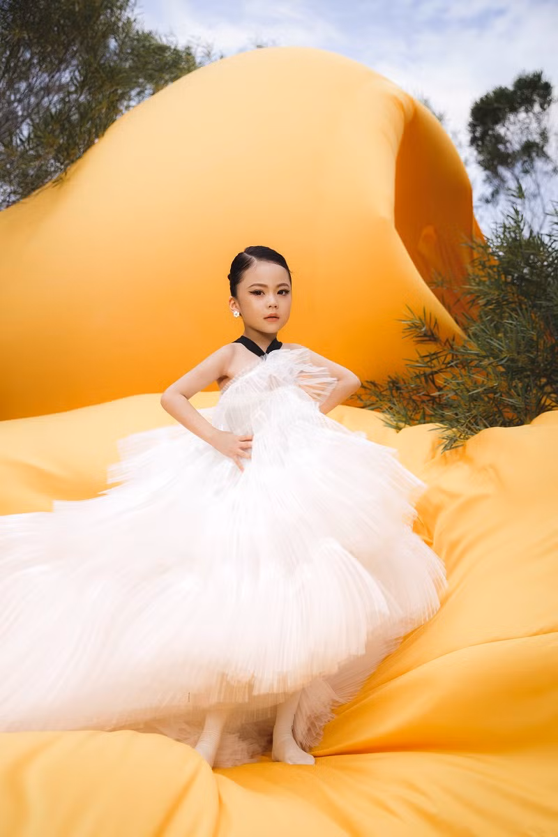 Cô bé chinh phục công chúng bởi phong thái rất tự tin, cá tính nhưng cũng rất hồn nhiên, đáng yêu.