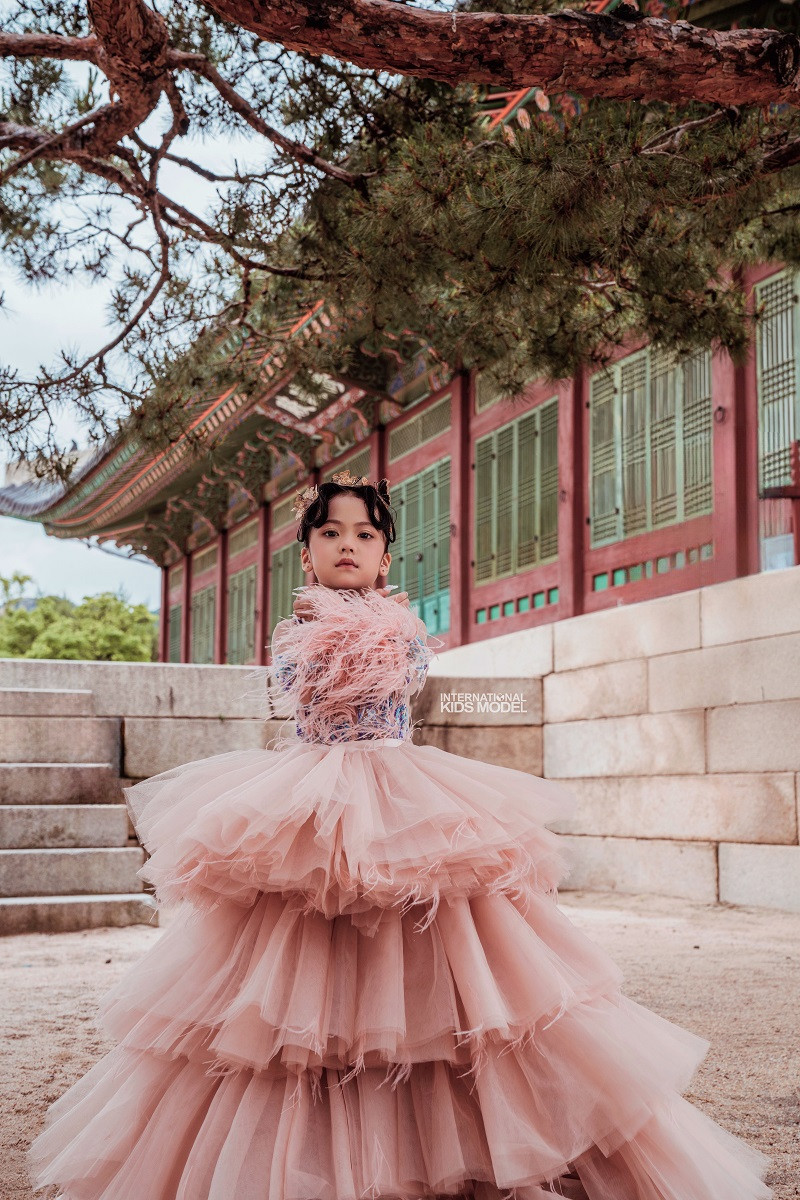 Chỉ trong một thời gian ngắn được mài giũa, Nhật Ánh đã có thể tự tin sải bước trên sàn catwalk, thể hiện khả năng trình diễn cũng như góp phần tôn vinh vẻ đẹp của các thiết kế thời trang.