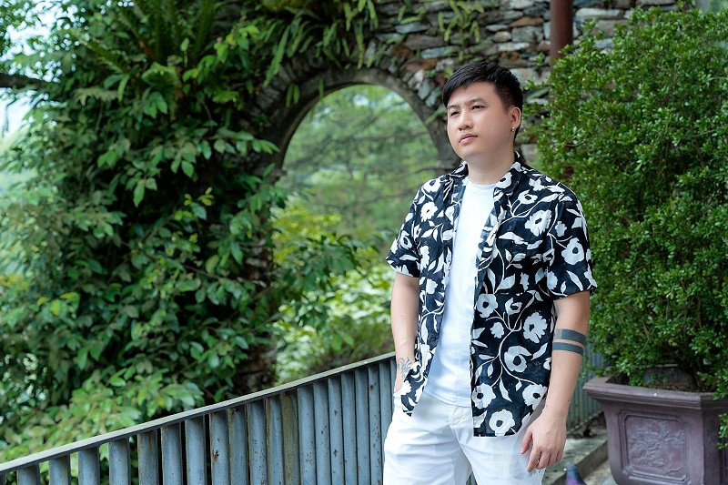 Trong chương trình Con đường âm nhạc, khách mời là ba nam nghệ sĩ: Tô Minh Đức, Hoàng Dũng và rapper Ram C. Có ý kiến bày tỏ rằng, Nguyễn Ngọc Anh “dính như sam” với chồng từ ngoài đời đến sân khấu liệu có bất lợi với hình ảnh một nữ nghệ sĩ vốn đã định vị tên tuổi riêng mình trên thị trường âm nhạc hay không. Nguyễn Ngọc Anh thẳng thắn nói, cô không hề thấy bất lợi mà còn thấy có lợi hơn rất nhiều từ khi sánh đôi với Tô Minh Đức trên con đường âm nhạc.