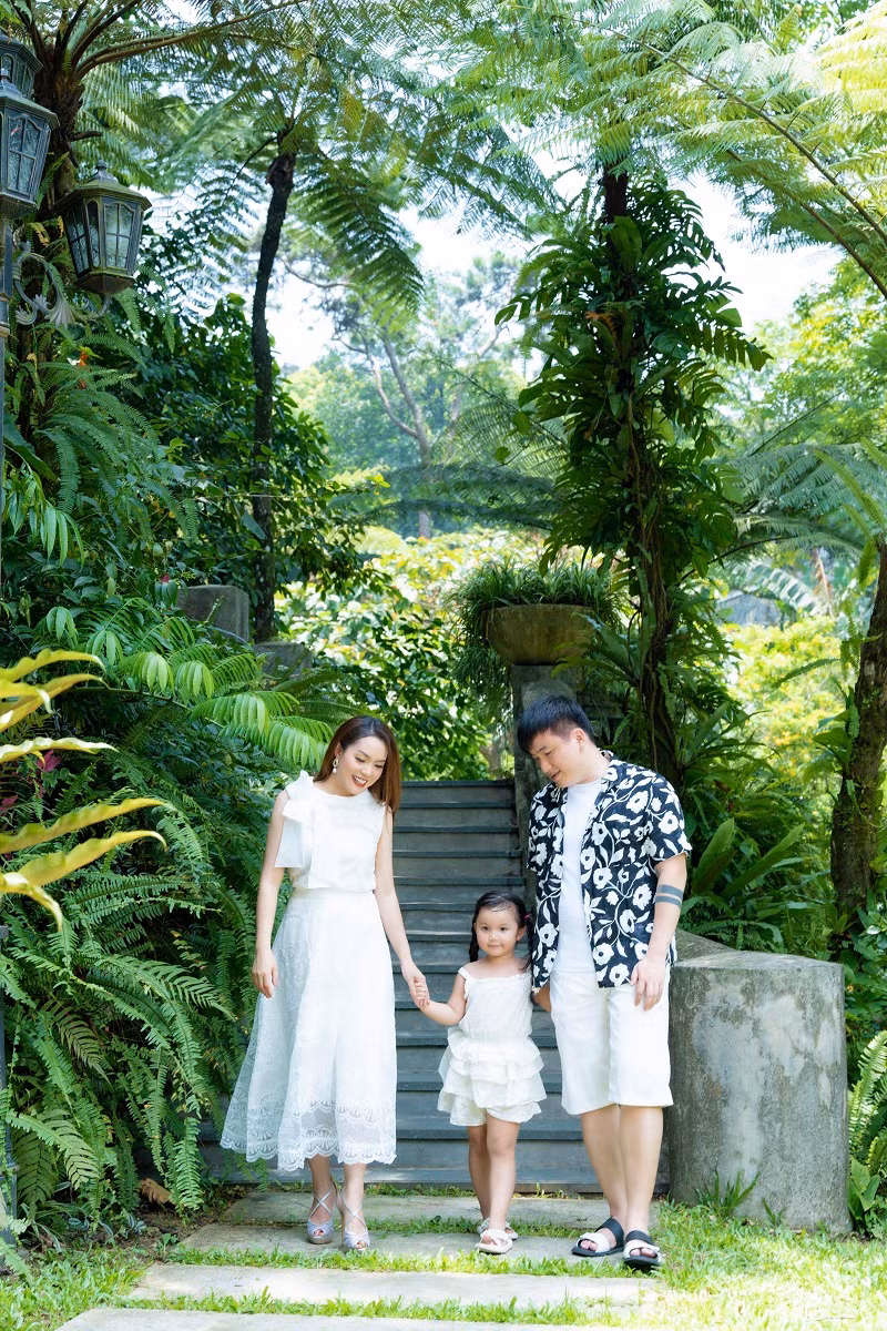 “Đây là show diễn quan trọng vừa ghi nhận con đường âm nhạc của tôi, lại vừa là dịp để tôi tri ân những thầy cô, khán giả, đồng nghiệp… luôn bên cạnh, cùng tôi vượt qua mọi thăng trầm trong cuộc sống cũng như nghề nghiệp, nên tôi muốn dồn toàn lực cho chương trình để có những phần trình diễn tốt nhất trên sân khấu”, Nguyễn Ngọc Anh chia sẻ.