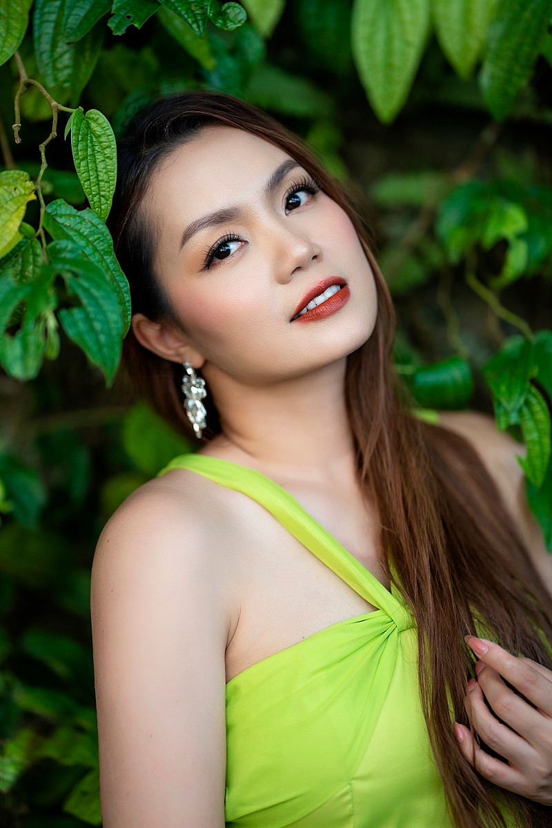 “Chồng tôi là một phần con đường âm nhạc của tôi. Mỗi khi tôi có những băn khoăn, lo lắng về đường đi của mình hoặc muốn có sự chuyển hướng, thay đổi đều có anh ấy bên cạnh cùng tôi tìm ra hướng đi. Âm nhạc của anh ấy rất xu hướng, văn minh, đã giúp tôi rất nhiều trong việc phát triển nghề nghiệp. Chúng tôi luôn động viên nhau để ra những sản phẩm mới, khai phá những mảnh đất âm nhạc mới. Có anh ấy đồng hành nên tôi đã làm được nhiều hơn cho sự nghiệp âm nhạc của mình. Đặc biệt, tôi có được một “người tình sân khấu” rất ăn ý”, Ngọc Anh chia sẻ.