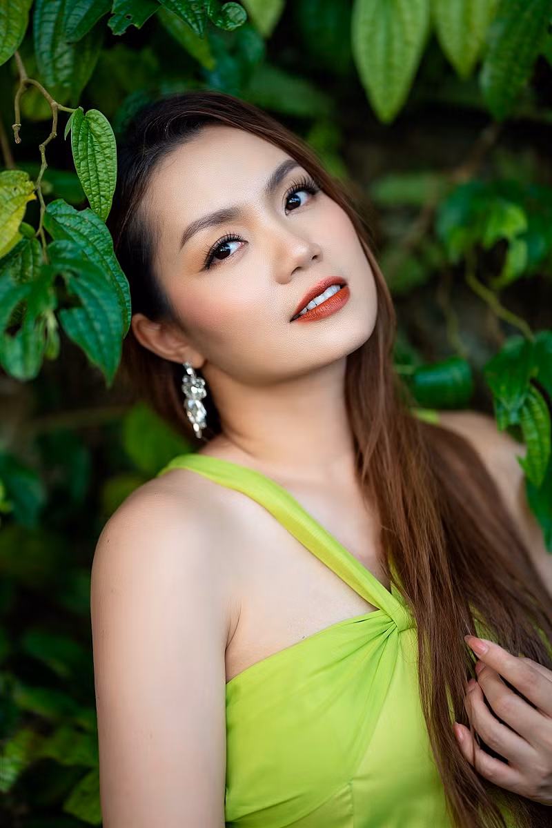 “Chồng tôi là một phần con đường âm nhạc của tôi. Mỗi khi tôi có những băn khoăn, lo lắng về đường đi của mình hoặc muốn có sự chuyển hướng, thay đổi đều có anh ấy bên cạnh cùng tôi tìm ra hướng đi. Âm nhạc của anh ấy rất xu hướng, văn minh, đã giúp tôi rất nhiều trong việc phát triển nghề nghiệp. Chúng tôi luôn động viên nhau để ra những sản phẩm mới, khai phá những mảnh đất âm nhạc mới. Có anh ấy đồng hành nên tôi đã làm được nhiều hơn cho sự nghiệp âm nhạc của mình. Đặc biệt, tôi có được một “người tình sân khấu” rất ăn ý”, Ngọc Anh chia sẻ.