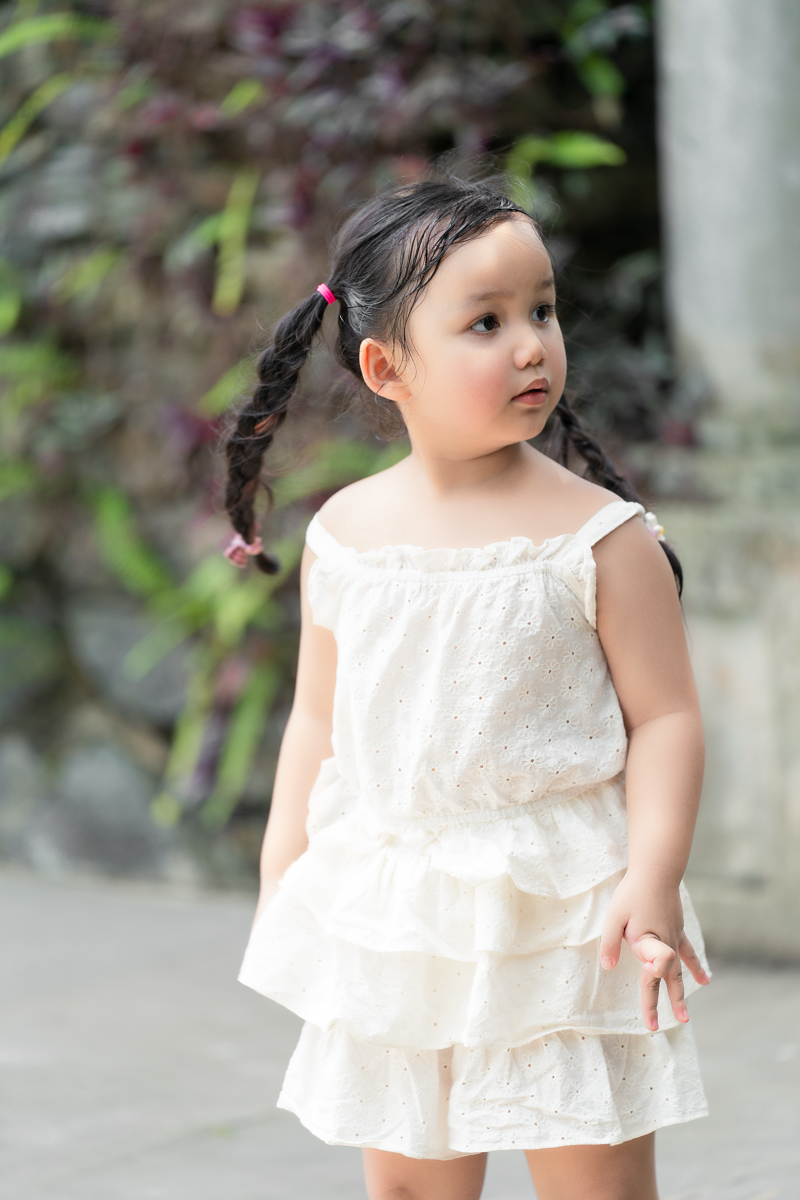 Gia đình nữ ca sĩ chọn một khu nghỉ dưỡng ở Ba Vì để thư giãn và tận hưởng không khí trong lành của núi rừng. Đây cũng là những ngày hè đầu tiên của bé MiA - con gái của cặp đôi, nên cô bé rất thích thú, tưng bừng vui chơi.