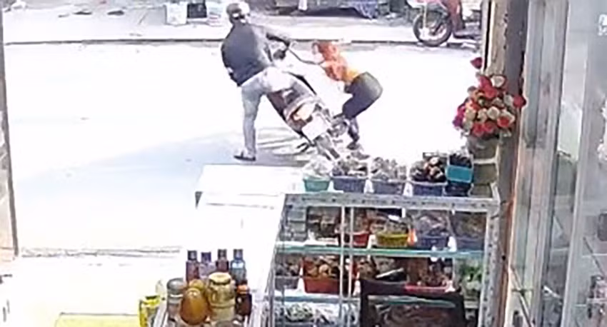 Cuop quang tra dien thoai, nguoi phu nu vut tra chia khoa xe