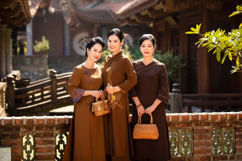 Hai nữ nghệ sĩ đẹp thanh lịch, trang nhã giữa không gian chùa chiền.