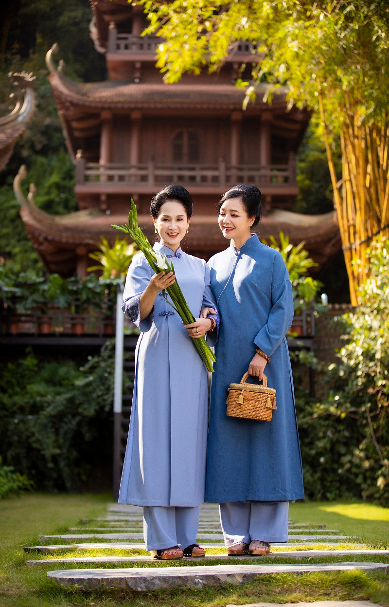 Nghệ sĩ Chiều Xuân có niềm đam mê với áo dài. Chị thường chọn trang phục truyền thống trong những dịp đặc biệt lẫn đời thường.