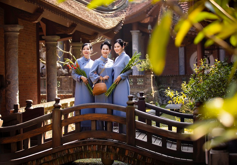 Nghệ sĩ Chiều Xuân và NSND Lan Hương diện trang phục của Bạch Liên để đi vãn cảnh chùa.