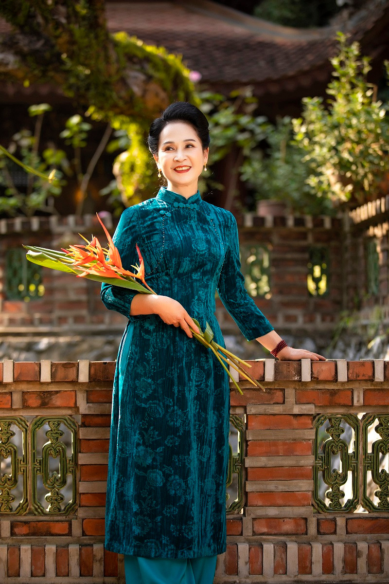 Ở tuổi 62, "mẹ chồng" Lan Hương được khen xinh đẹp, trẻ trung hơn so với tuổi thực.