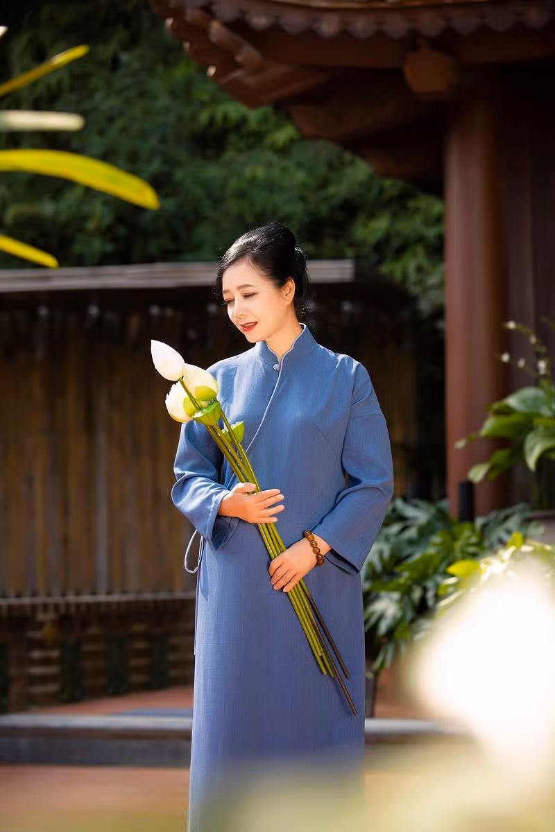 Ở tuổi trung niên, nghệ sĩ Chiều Xuân vẫn thu hút bởi vẻ đẹp mặn mà, đằm thắm.