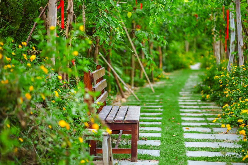 Theo chủ nhân của khu vườn, cây cối được chọn trồng với chủ ý bốn mùa hoa nở để người đến cảm thấy dòng thời gian bất tận, vĩnh cửu. Vừa rời mùa tường vy là đến mùa mẫu đơn, thanh xà, ngay sau đó sẽ là mùa hoa mỹ nhân, hoa ngũ sắc tím, giáp Tết sẽ là hoa đào, hoa lê…