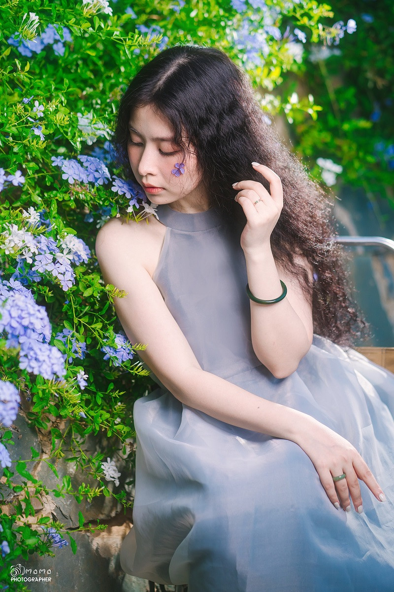 Vào mùa này, khu vườn không chỉ có đường hoa mẫu đơn, mà cả vạt hoa thanh xà với màu xanh biêng biếc, cánh hoa mỏng manh cũng khiến hội chị em mê đắm.