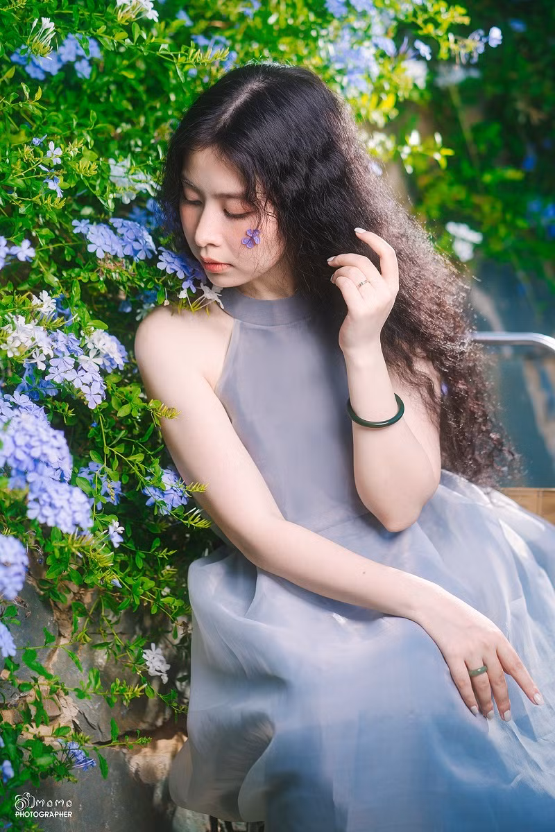 Vào mùa này, khu vườn không chỉ có đường hoa mẫu đơn, mà cả vạt hoa thanh xà với màu xanh biêng biếc, cánh hoa mỏng manh cũng khiến hội chị em mê đắm.